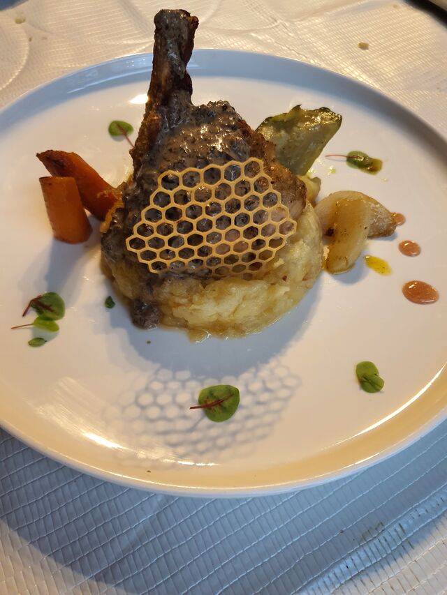 Suprême de pintade sauce forestière petits légumes écrasé pomme de terre