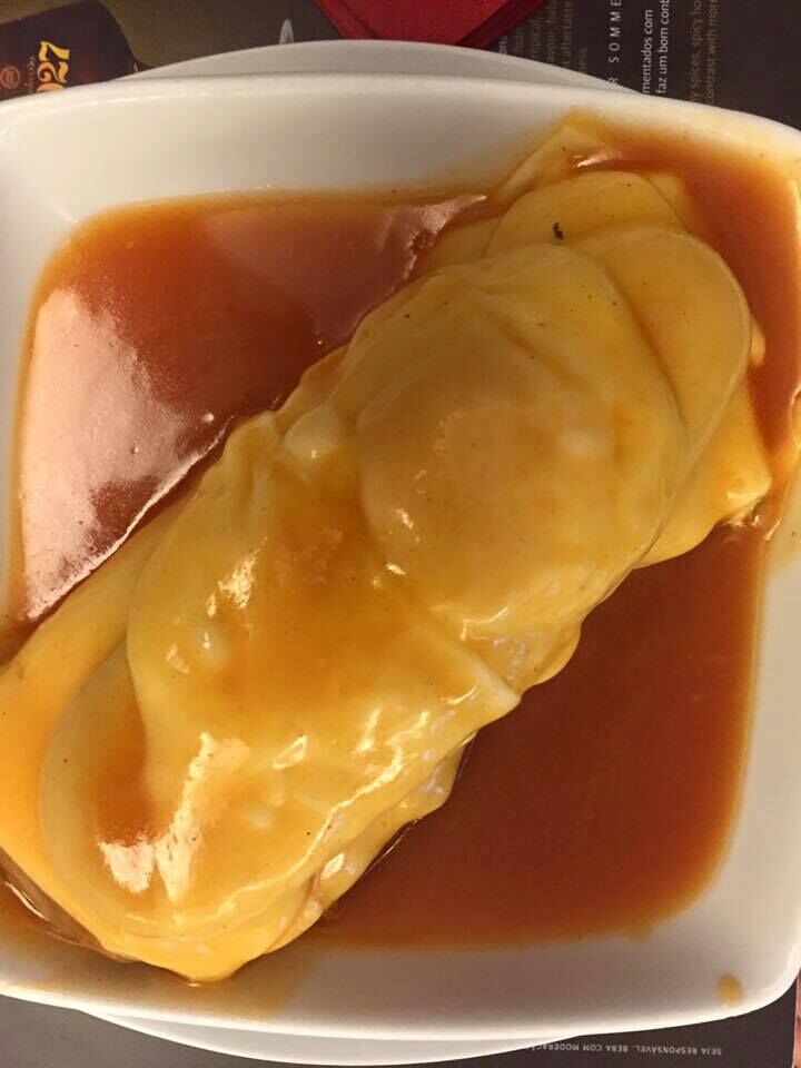 O cachorro especial com molho de francesinha para quem está de dieta