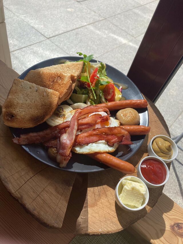 Polskie śniadanie - jajko sadzone, 3 frankfurterki, 3 plastry boczku, grillowana pieczarka i cebula, mix sałat z winegretem