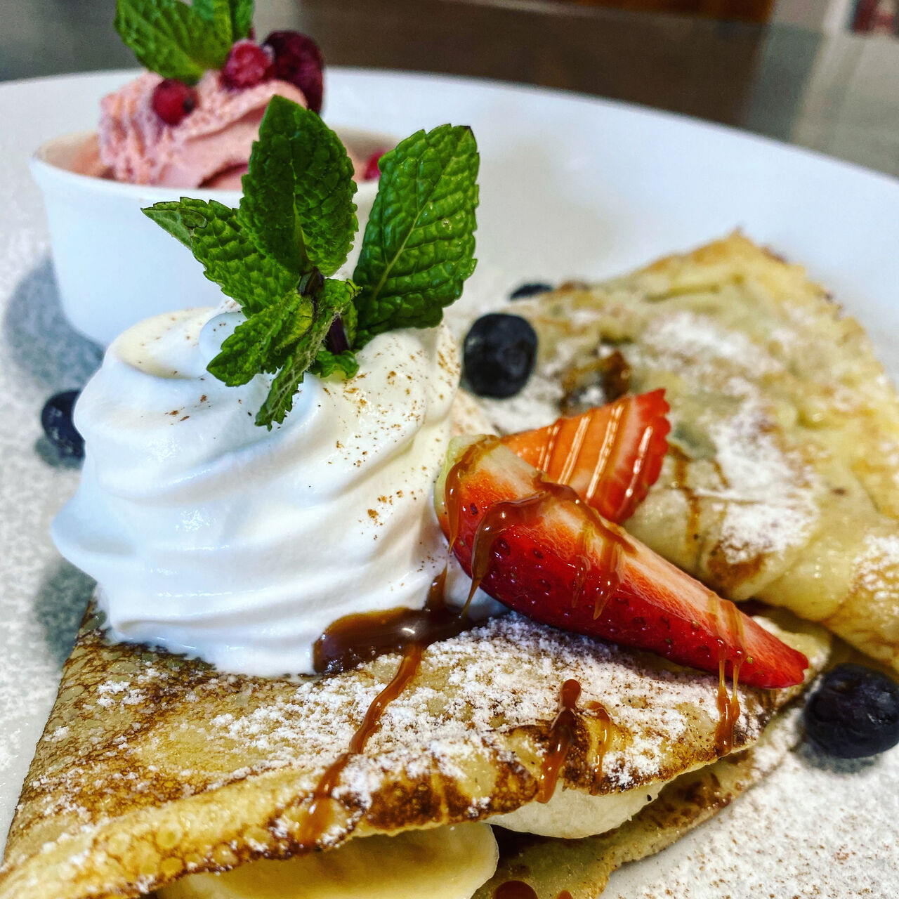 Palačinka s nutellou, čerstvým ovocem, šlehačkou a zmrzlinou