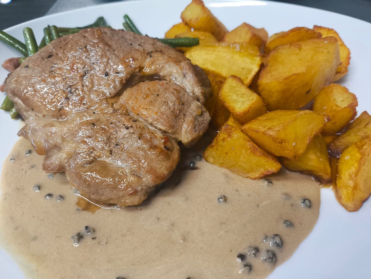 Krkovička s fazolkami a pepřovou omáčkou