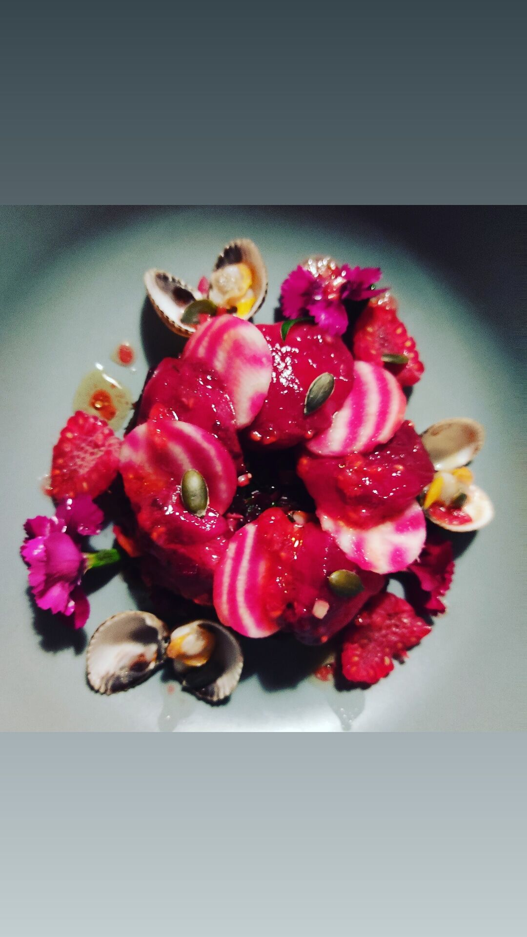 Noix de Saint Jacques, betteraves et coques.