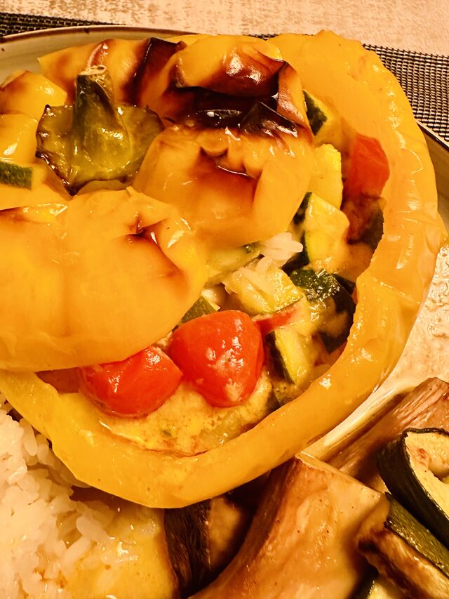 Gefüllte PaPrika mit Pilze,kokosmilch-sauce,Zucchini,Tomaten,Käse oder Extra mit Lachsfilet/BlackTigerGarnelen