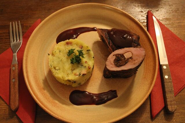 Plněná panenka švestkami se šťouchanými bramborami