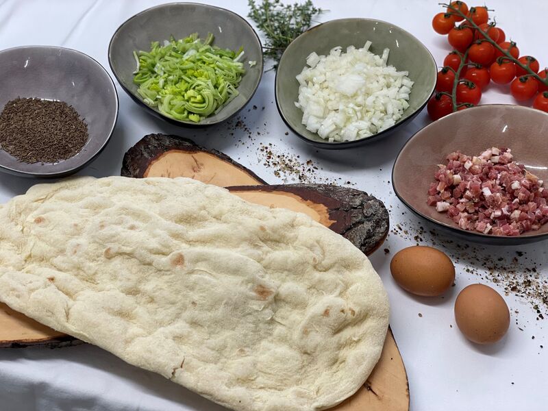 Pinsa ist eine Art „Flammkuchen“ mit besonders knusprigem, hausgemachtem Teig.