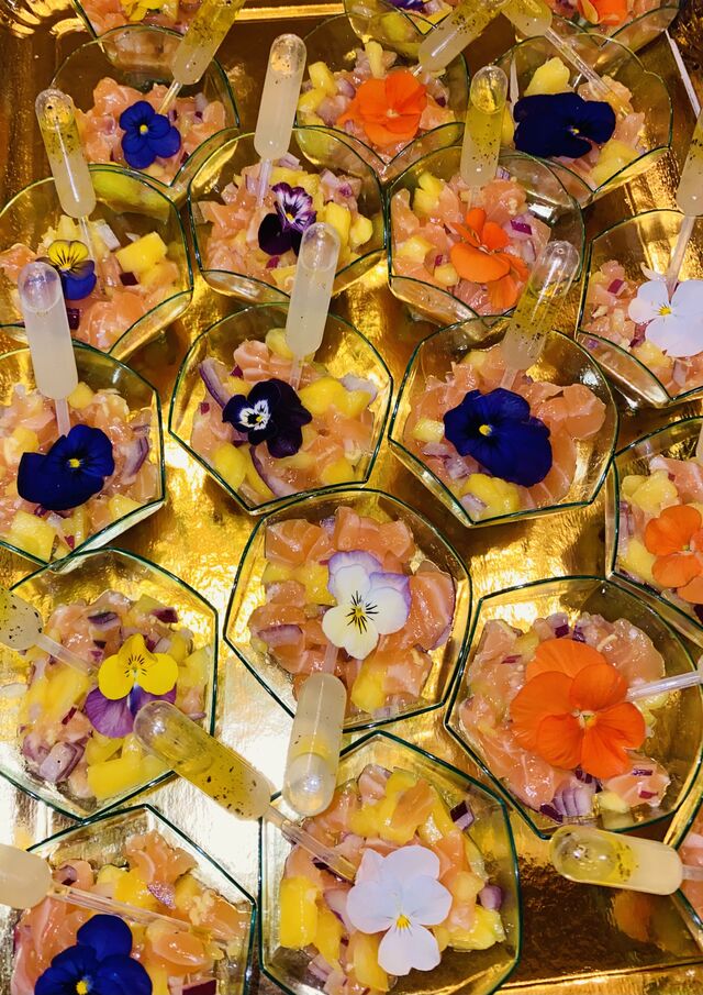 Verrine tartare de saumon, mangue, gingembre vinaigrette citron vert vanille
