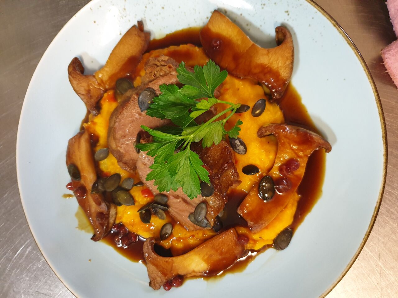 Milchkalbsbäckchen , Kürbis-Kartoffelpüree , Kräuterseitlinge , Preiselbeersauce 