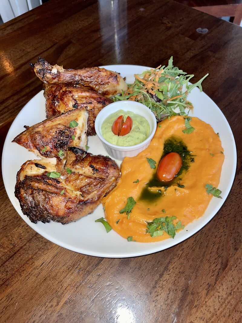 Notre célèbre poulet sauce verte accompagné de sa purée de patate douce maison.