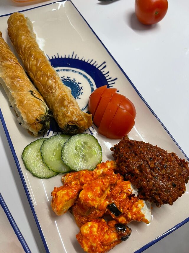 Börekteller mit Meze