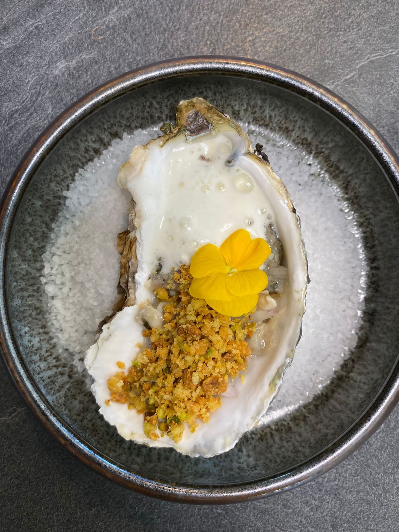 Tartare d'huître, écume iodée et crumble pistache