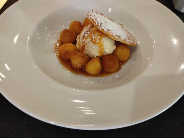 Croquant pommes caramélisée et glace vanille