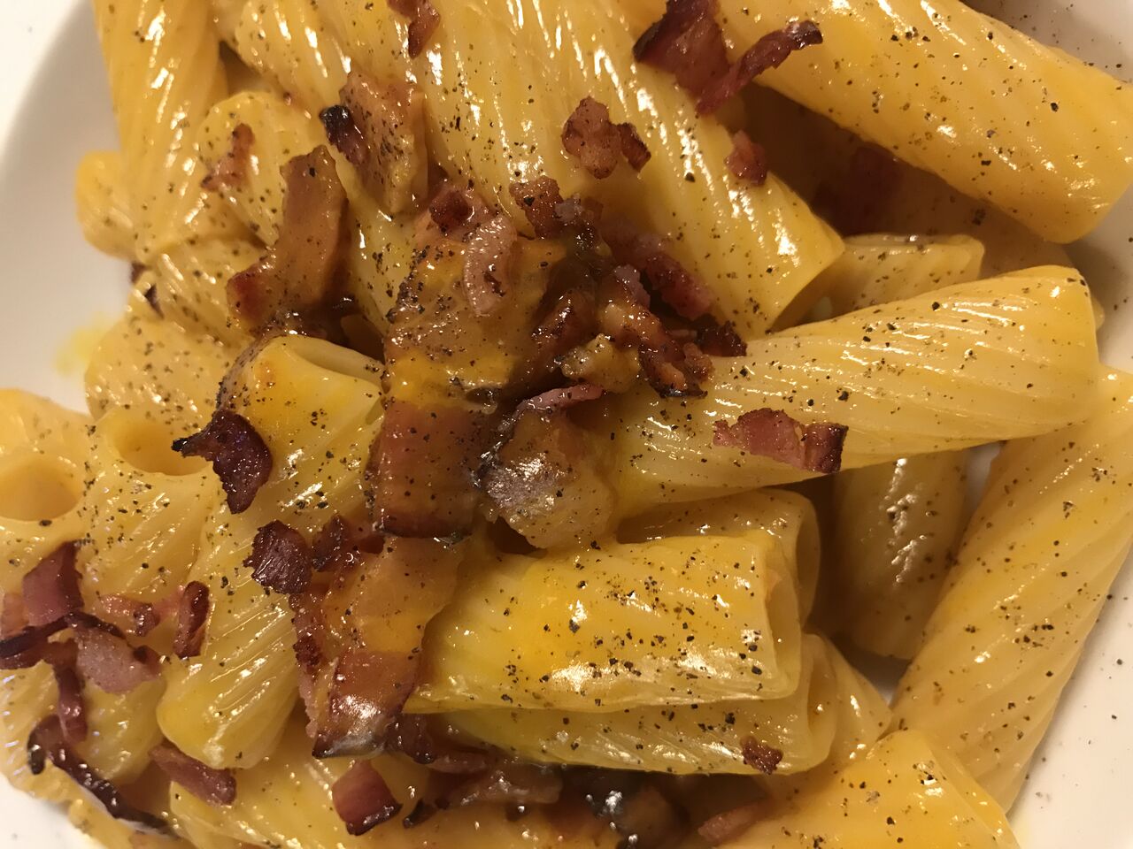 Carbonara... Come a Roma!
Rigatoni al dente, guanciale, uova a pasta gialla e pecorino romano.
