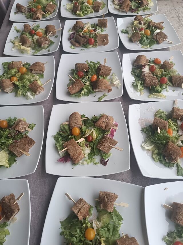 Rouleaux de la mer servis en entrée froide