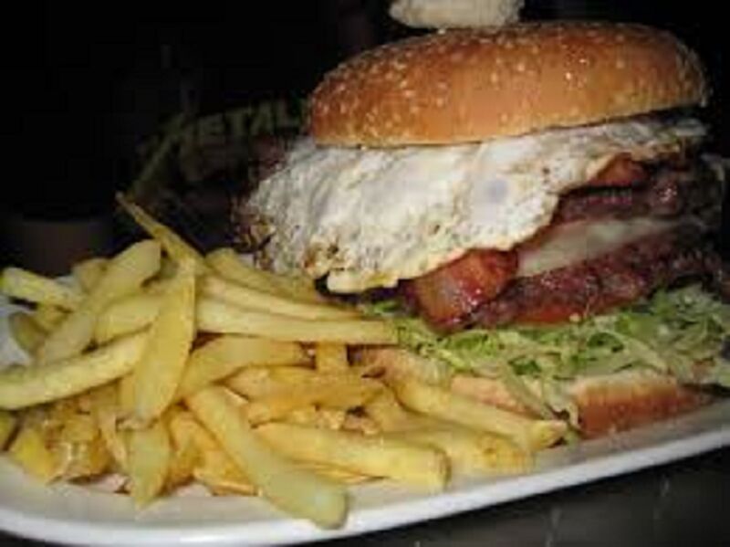 HAMBURGUESA NORMAL
HAMBURGUESA DE LA CASA
TODAS LAS HAMBURGUESAS VIENEN CON PATATAS Y REFRESCOS
