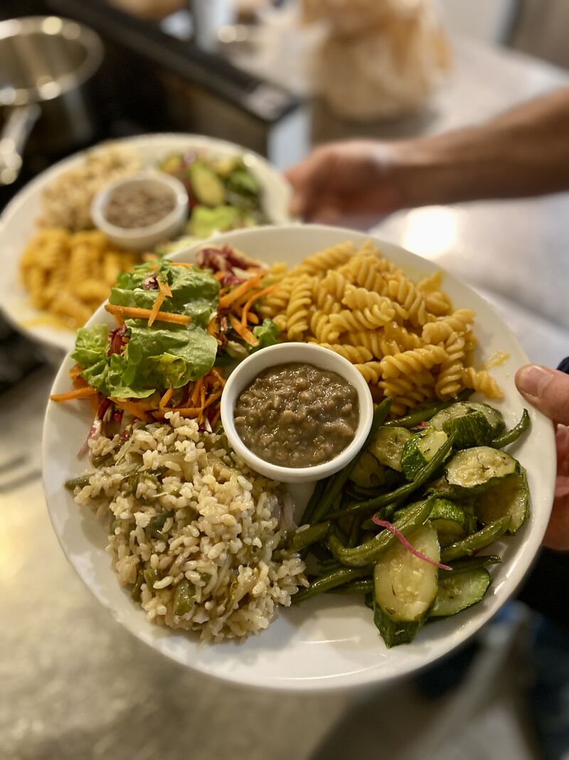 Piatto misto vegano con cereali integrali e verdure di stagione