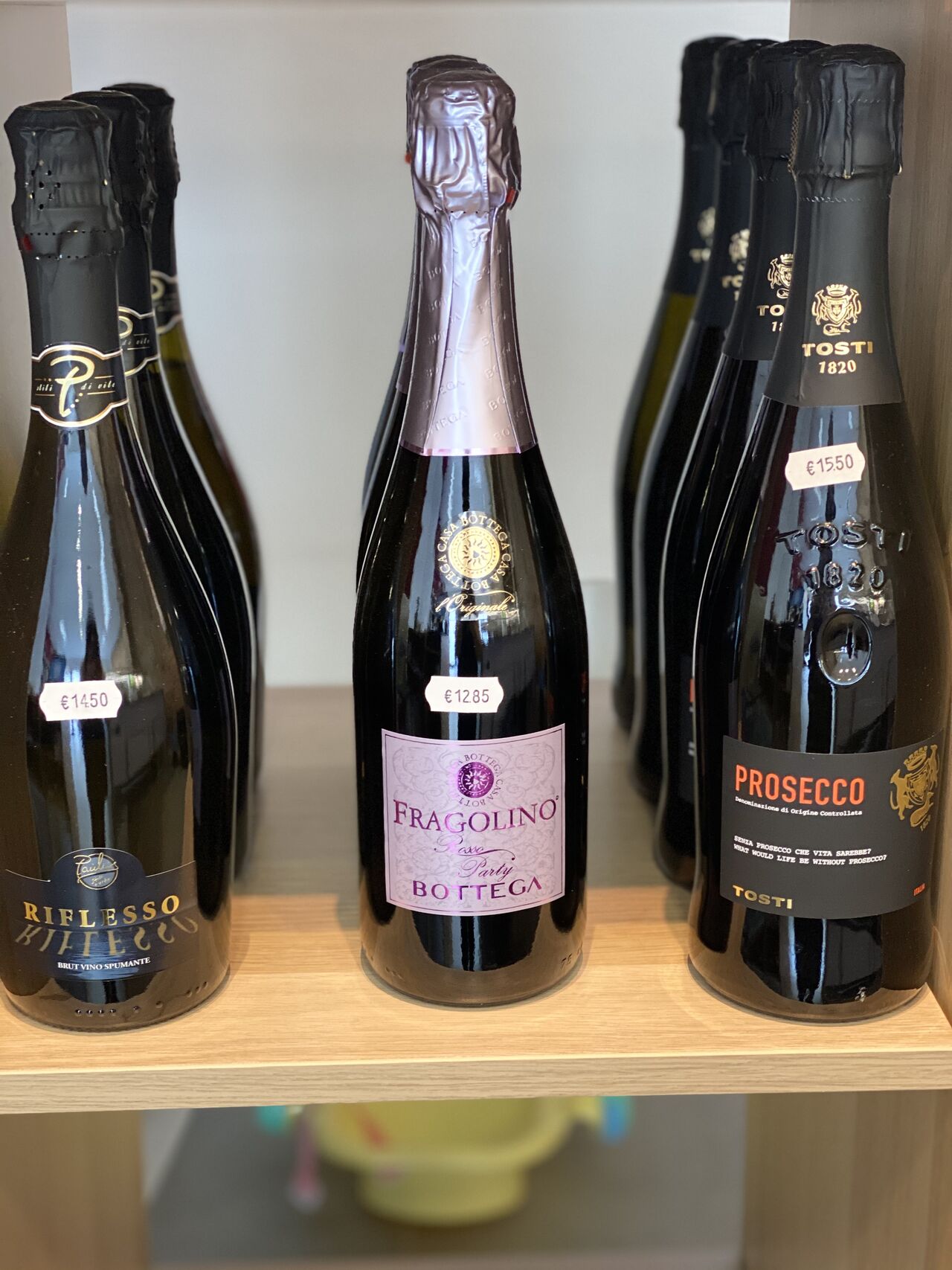 Riflesso brut vino spumante (links)
Fragolino (midden)
Prosecco (rechts)