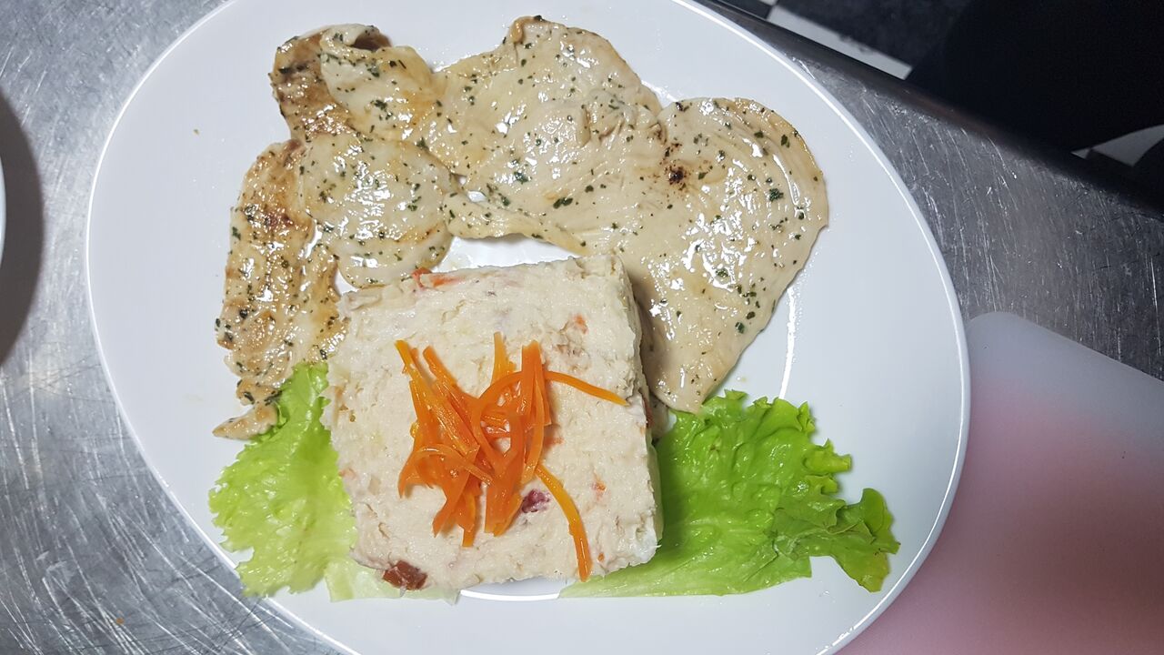 Plato de pechuga a la plancha y papas fritas y combinalo como quieras con ensalada o ensaladilla. 