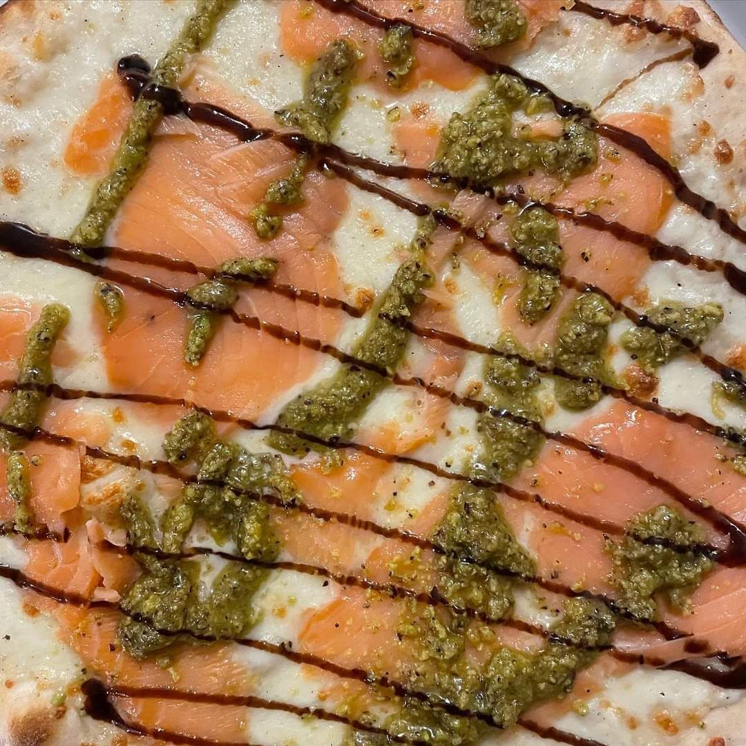 Pizza bianca,salmone,crema di pistacchio,glassa di aceto balsamico