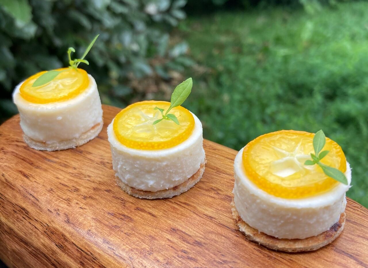 L'amuse-bouche, première émotion gustative dans un repas. Surtout à ne pas rater ! Panna cotta de haddock, kumquat et sel fumé.