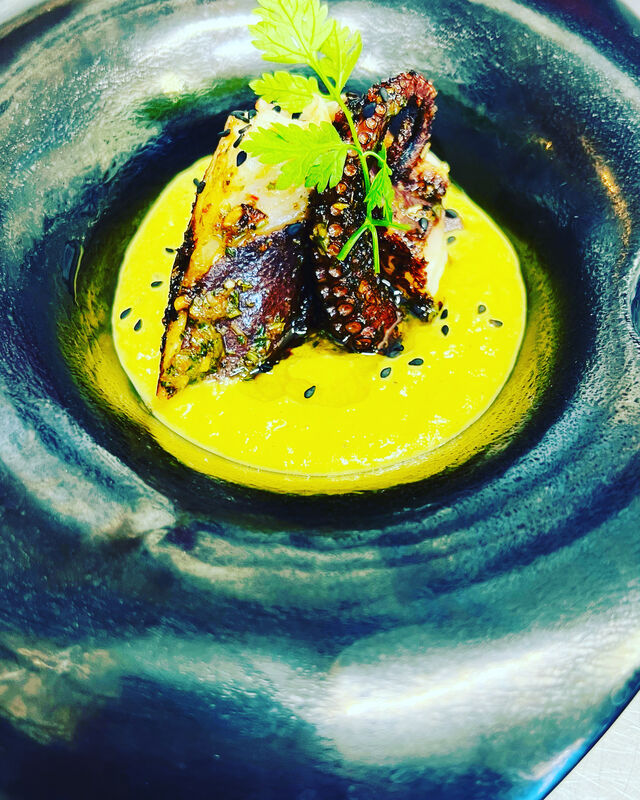 la salade de poulpes, coulis de maïs, vierge de légumes