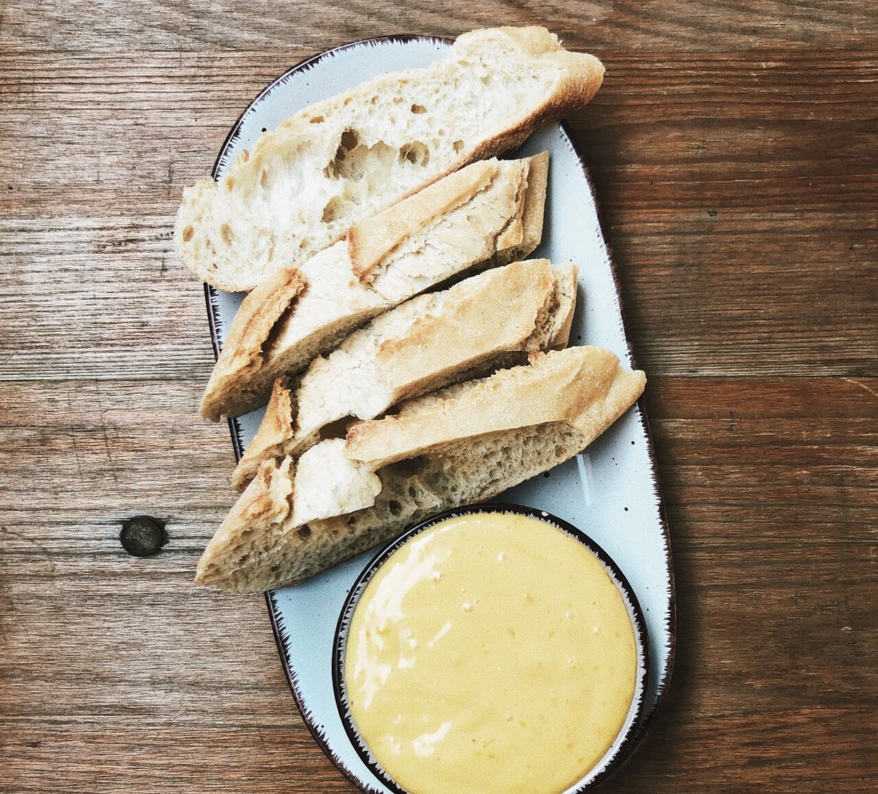 Frisches Brot mit Dip