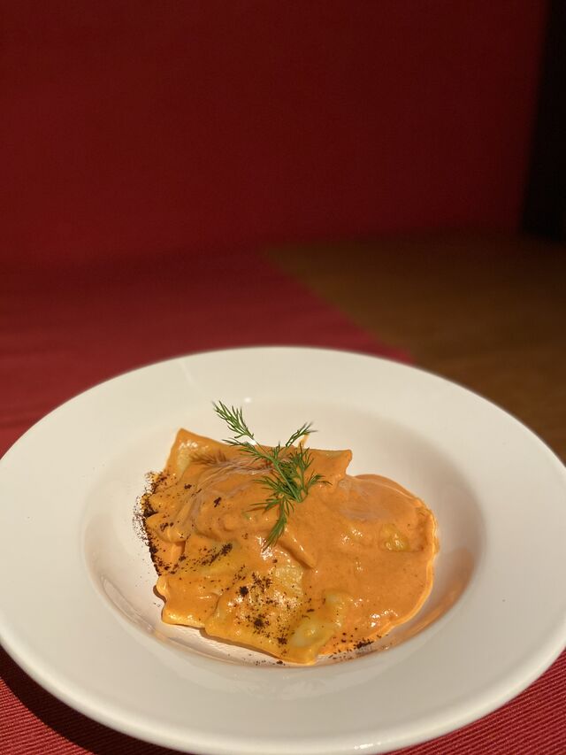 Hausgemachte Ravioli in Aurorasosse und eine Prise Kaffee