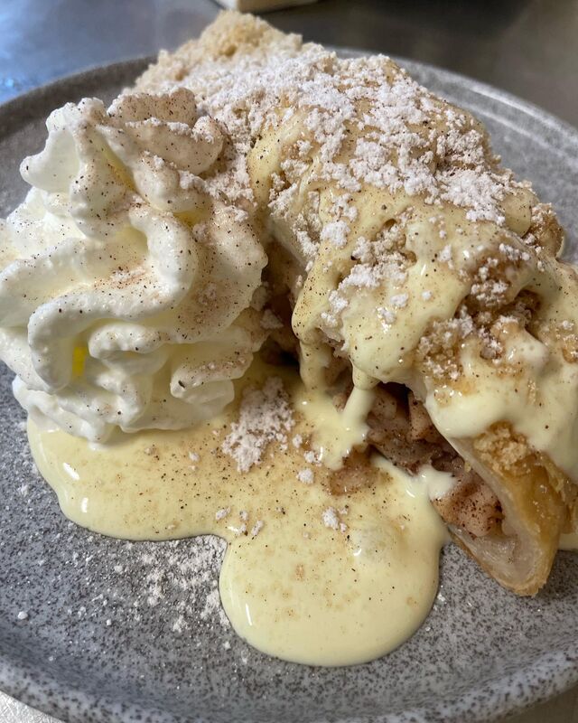 Jablkový závin s vanilkovým krémem