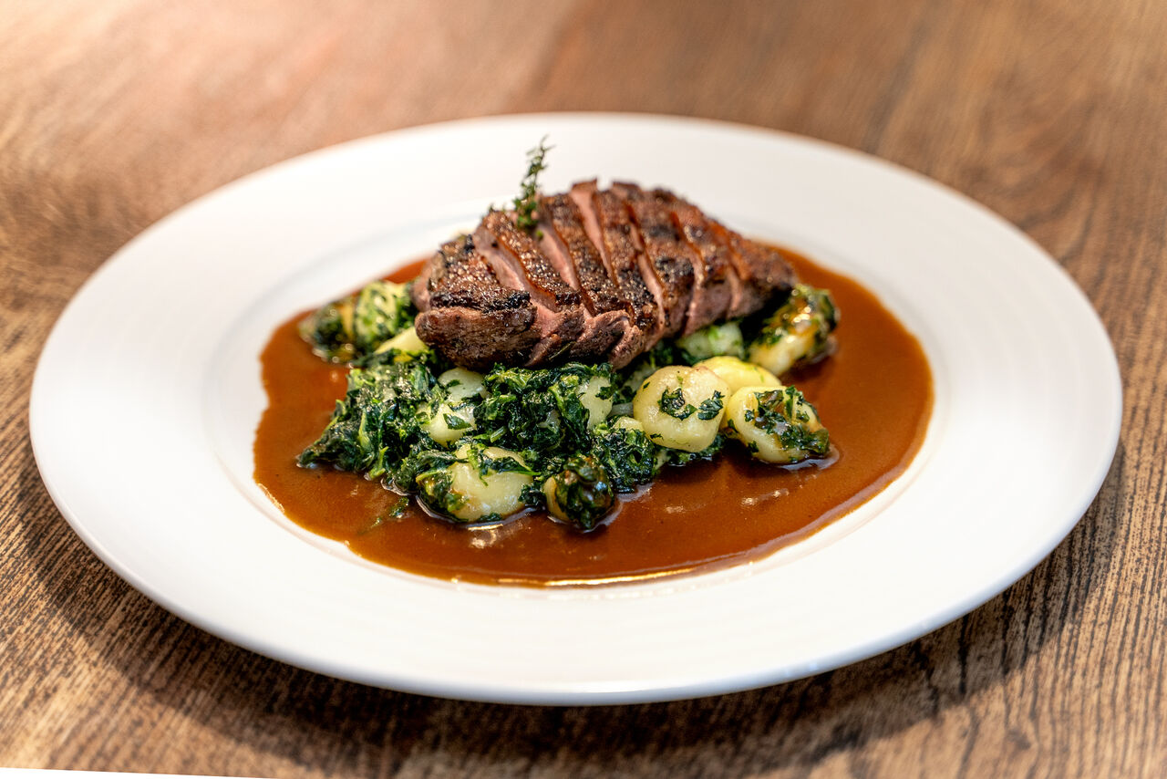 Kachní prso na grilu s nočky a špenátem