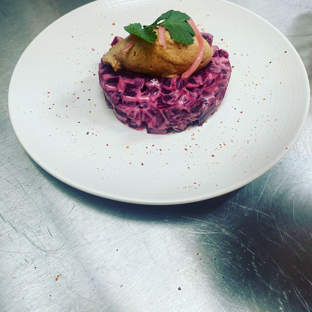 la betterave en tartare accompagnée de sa glace pralin-moutarde 