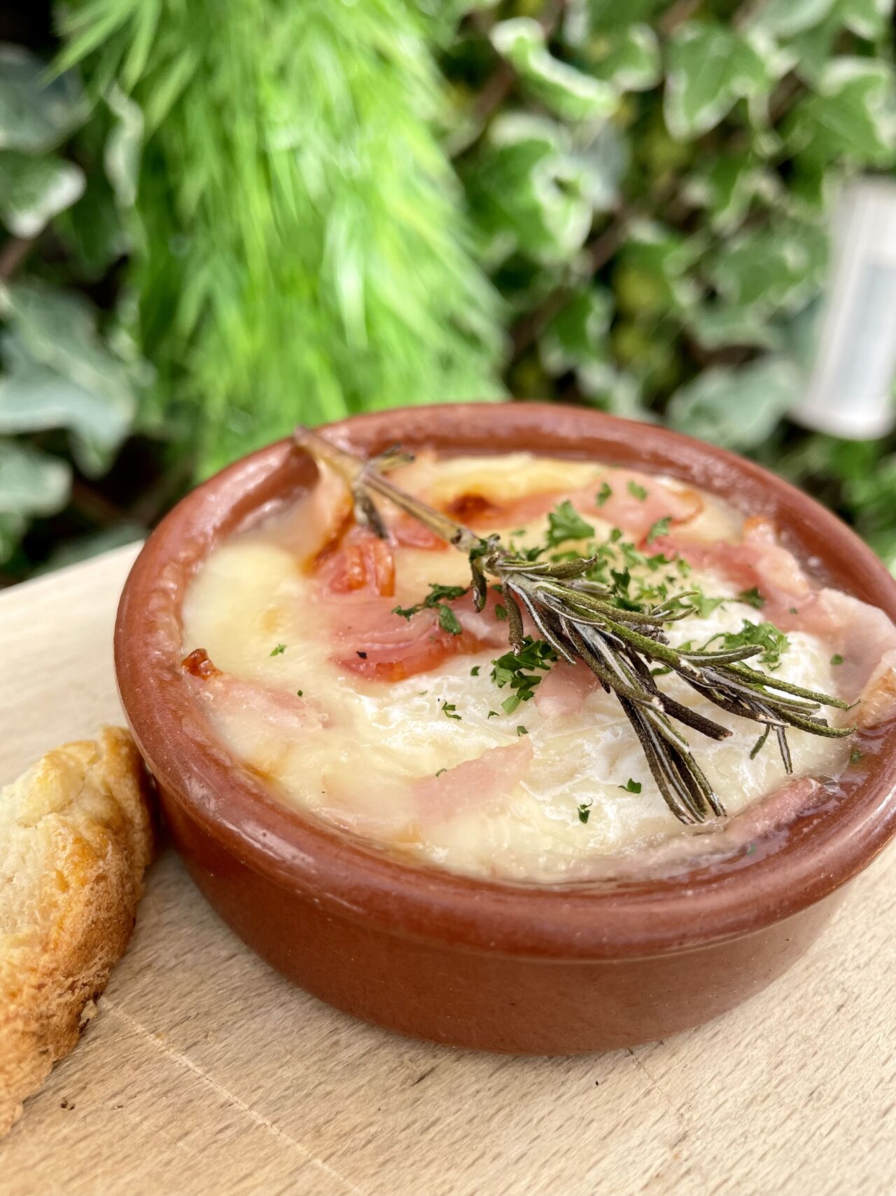 Palet de chèvre rôti, miel, lard et romarin