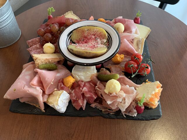 Charcuteries gourmandes et fromages fermiers.. De la Normandie à l'Italie en passant par l'Espagne..