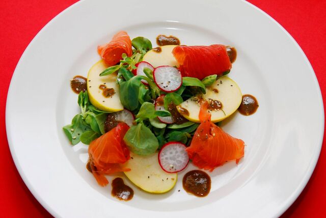 Gravlax de Salmão com Salada de Maçã, e molho de Mostarda e Mel.