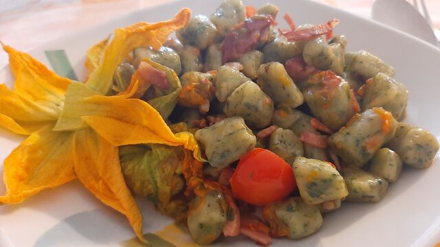 Gnocchi di spinaci con speck ,pachino e fiori di zucca