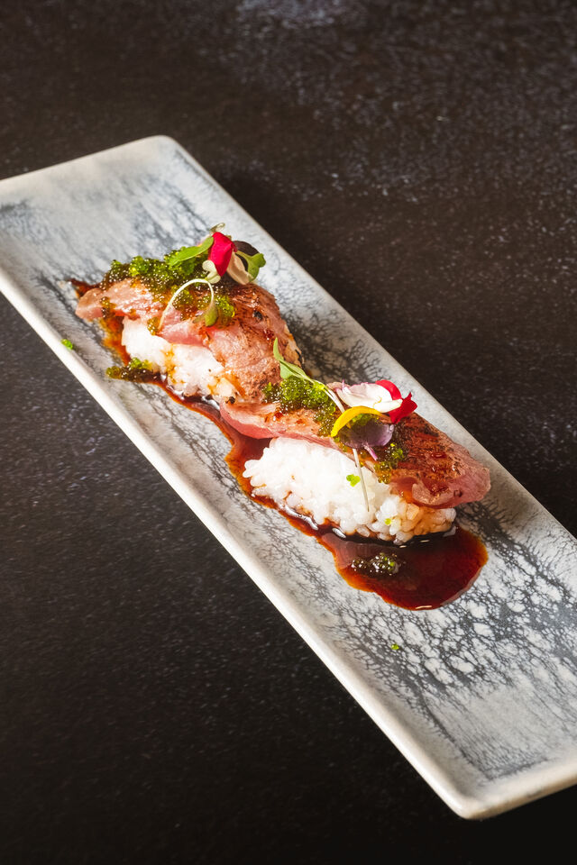 Nigiri de Atun flameado con Tobiko wasabi