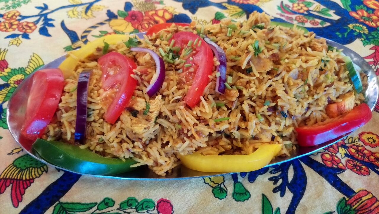 Chicken biryani - smażony ryż z kawałkami kurczaka, z warzywami, migdałami i rodzynkami - 24 zł 