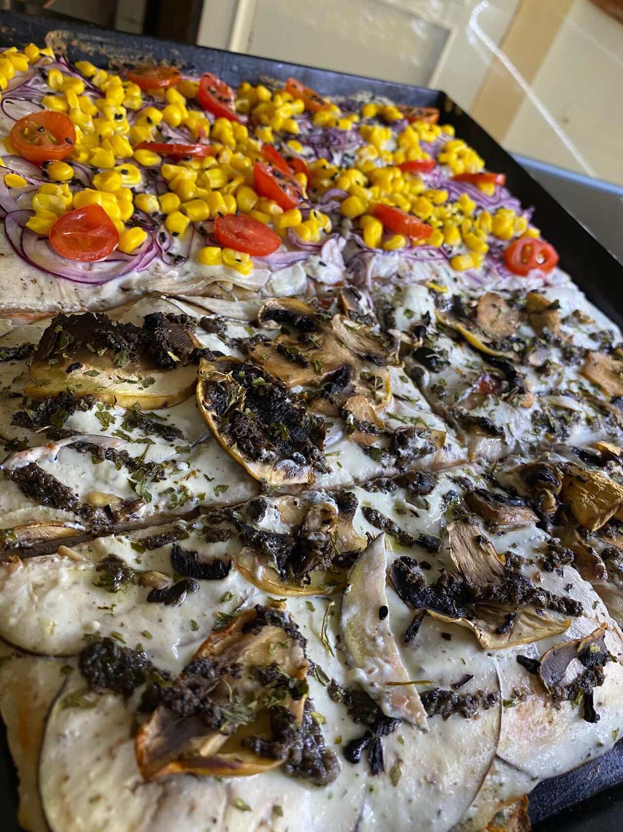 Pizza Vegana com. Legumes de estação e Creme de tofu 