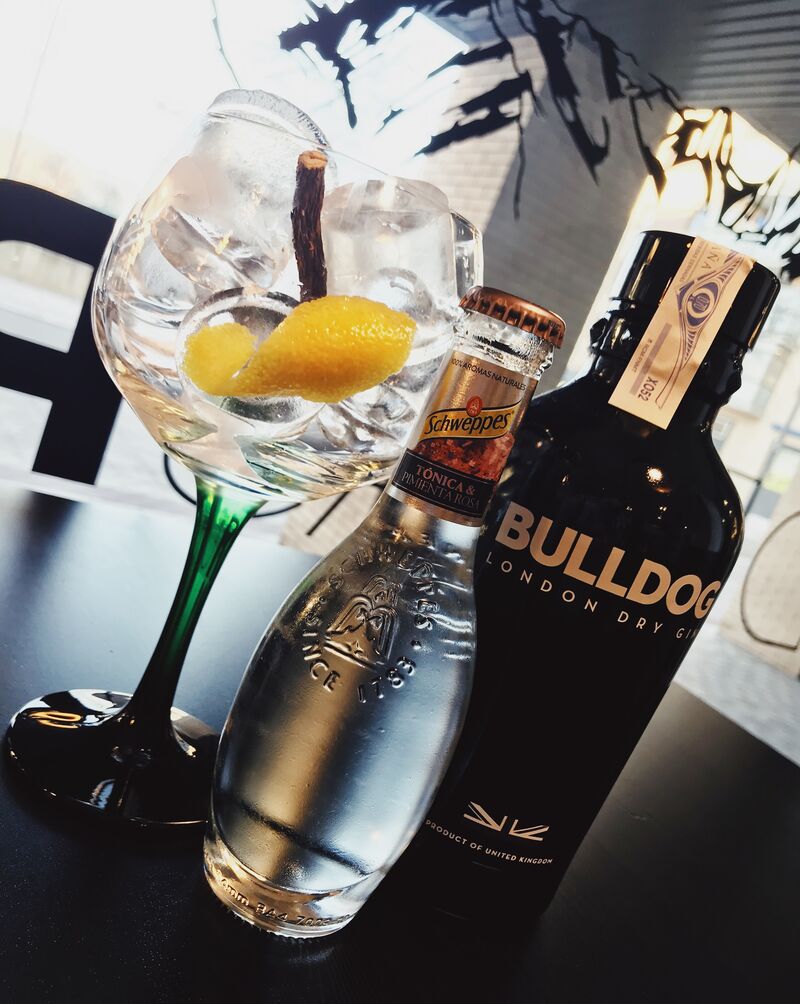 COMBINADO DE GINEBRA SECA CON TÓNICA PIMIENTA ROSA 