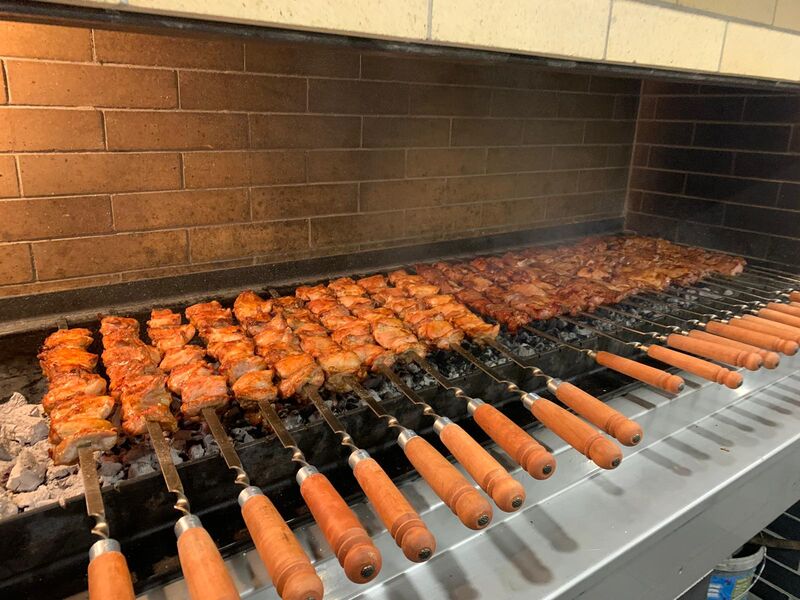 Frische Grillspezialitäten von unserem Holzkohlengrill