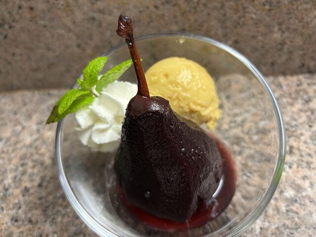 Pour pochée au vin rouge