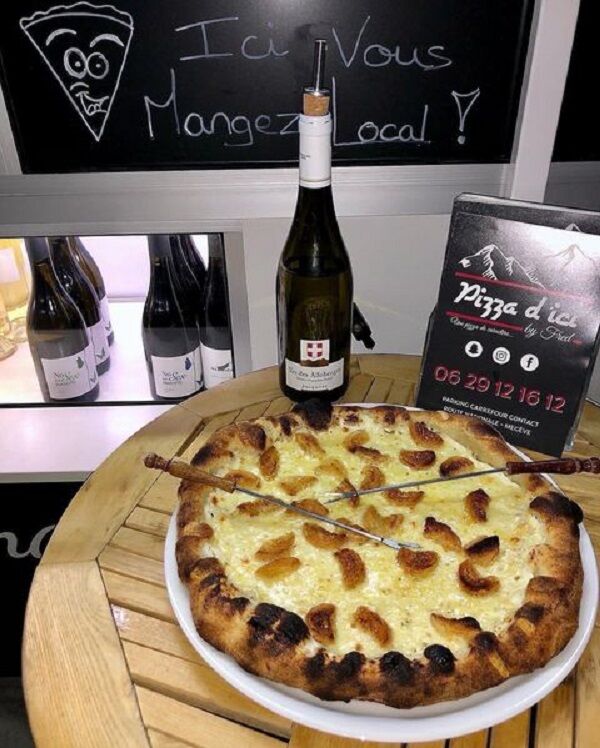 PIZZA FONDUE: fromage blanc, Beaufort, Abondance, Meule de Savoie, vin blanc de Savoie, croutons