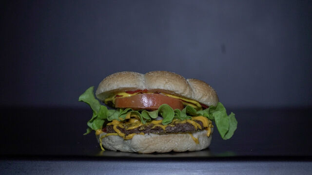 THE BUTLER
pain moelleux, steak 100g, cheddar fondu, salade, tomate, oignons rouges
sauces : ketchup/ moutarde américaine