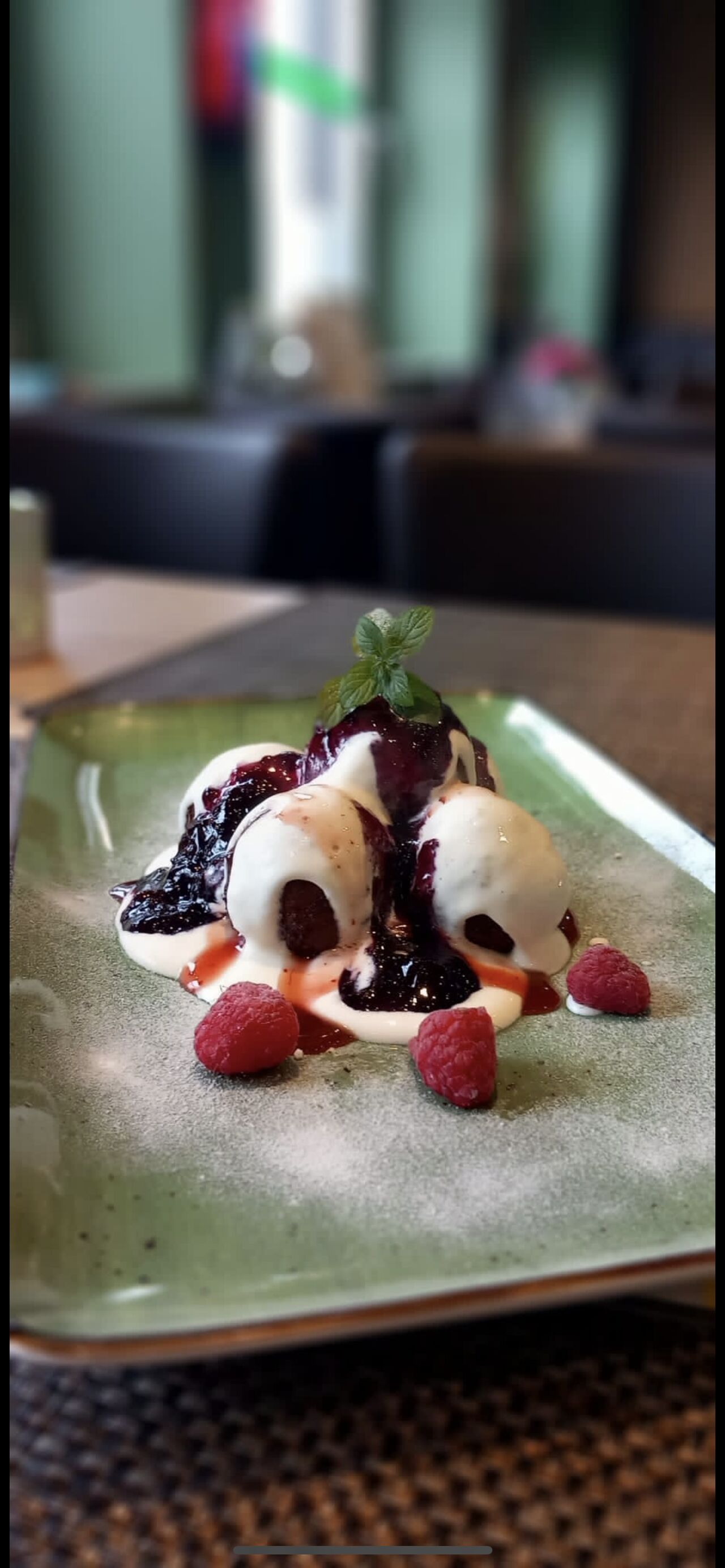 Topfenknödel mit Marmelade und Sahne 