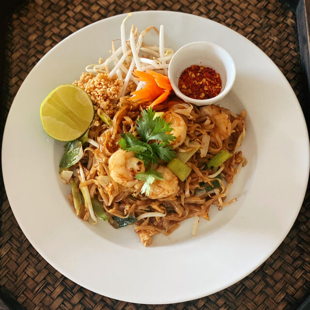 N1. Phad Thai (mit Garnelen🦐)
(Traditionell geratene Reisnudeln in Tamarindensoße, Sojasprossen, Lauchzwiebel und Erdnüsse)
