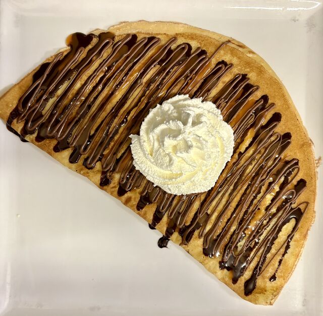 Crêpe Trio (caramel beurre salé maison, chocolat maison, Nutella, chantilly