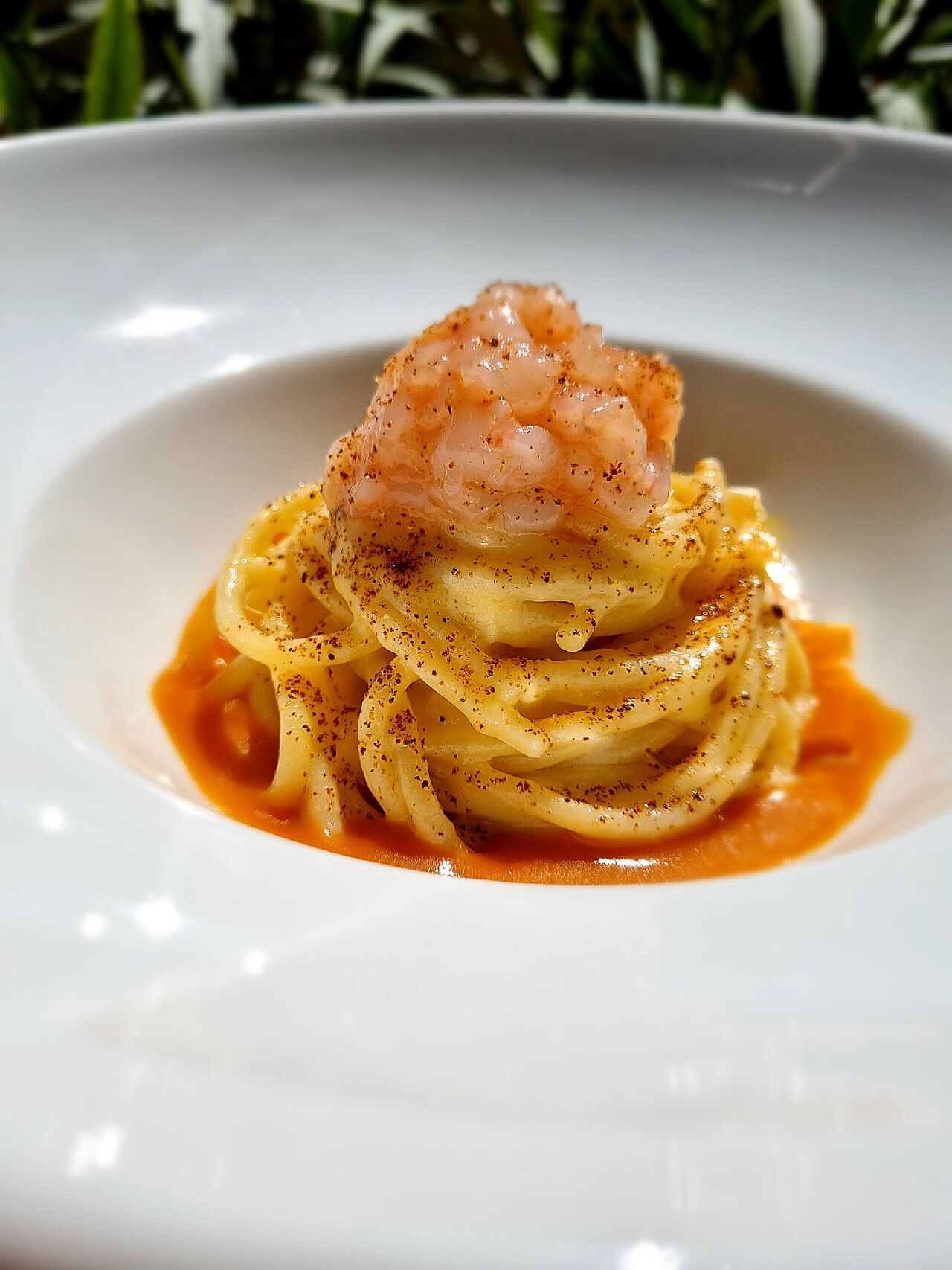 Spaghettone burro di Normandia, crudo di scampi, polvere di limone bruciato