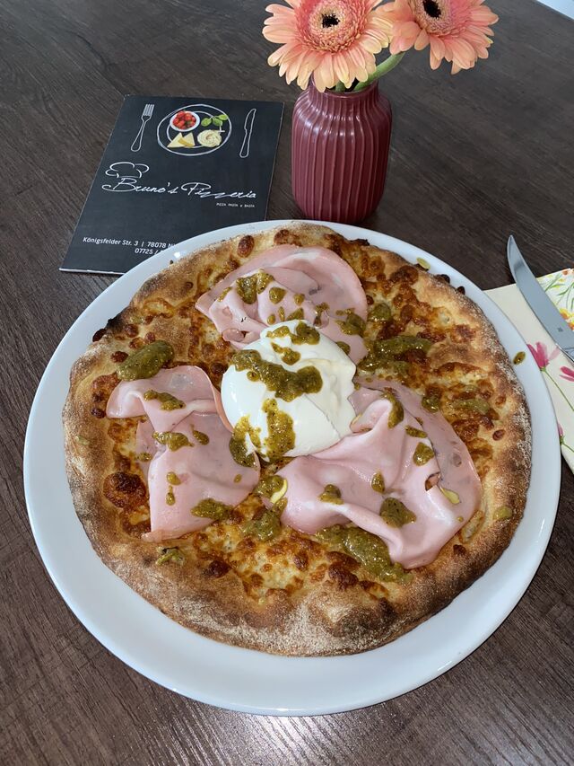 Pizza Mortadella mit Pistazienpesto & Burrata