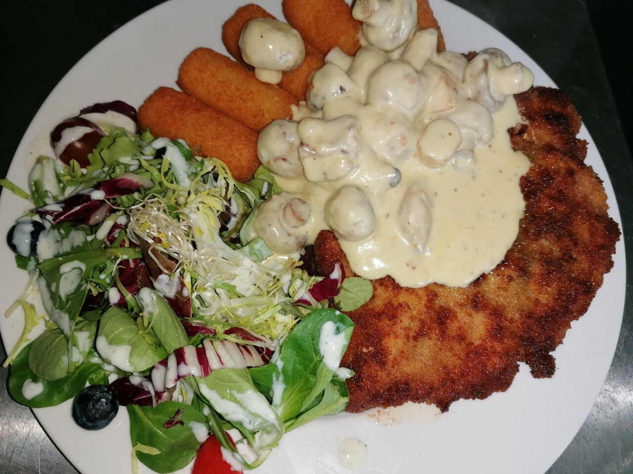 Schnitzel vom Schwein mit Pilzrahm