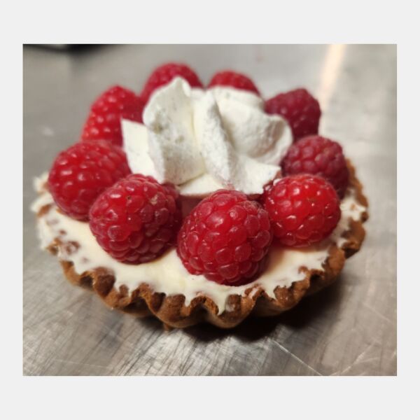 Tartelette aux framboises avec chantilly