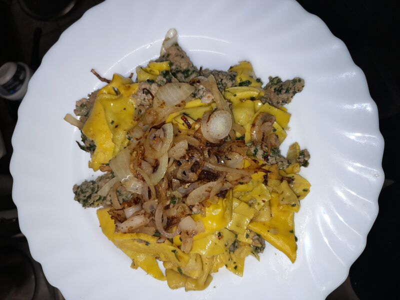 Maultaschen in Ei gebraten mit gerösteten Zwiebeln