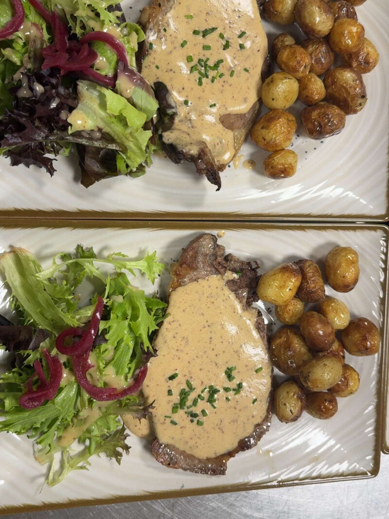 Côte de porc , pommes de terres grenailles rôties et crème à la moutarde